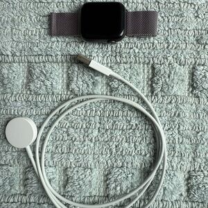 Smartwatch with Mesh Band and Charger